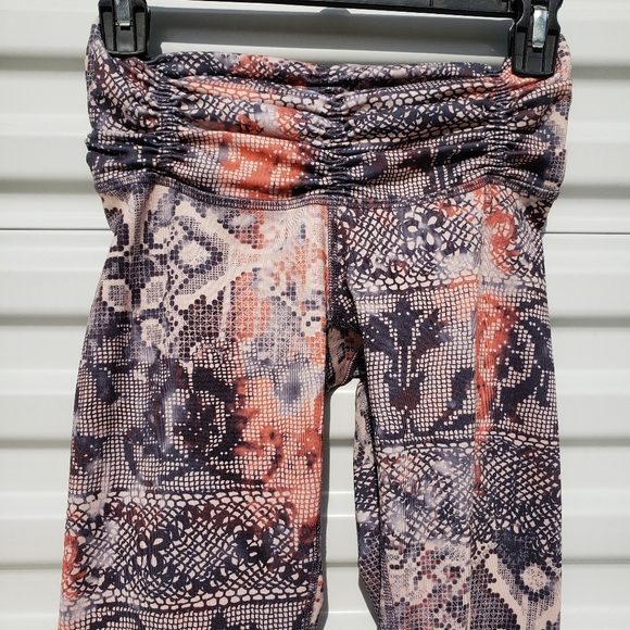 Body Language lace print leggings w scrunch waist - Picture 2 of 8